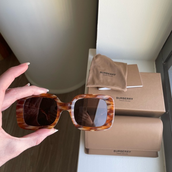 Burberry Women’s Delilah Sunglasses Deer Havana EUC #BE4327 Made in Italy - Picture 3 of 15